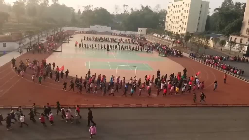 小学生跑步