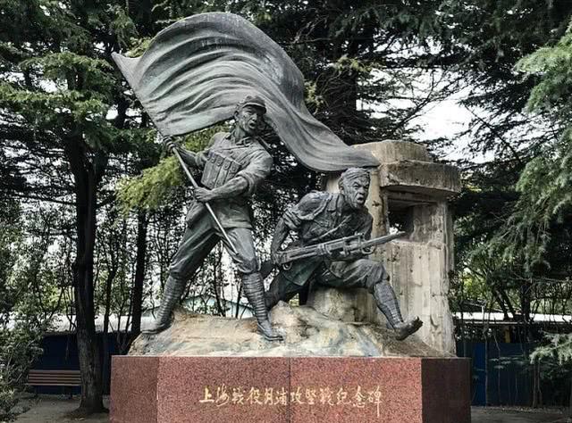 上海战役最惨烈一仗，主攻团夜宿“坟地”，天亮陷入敌人包围