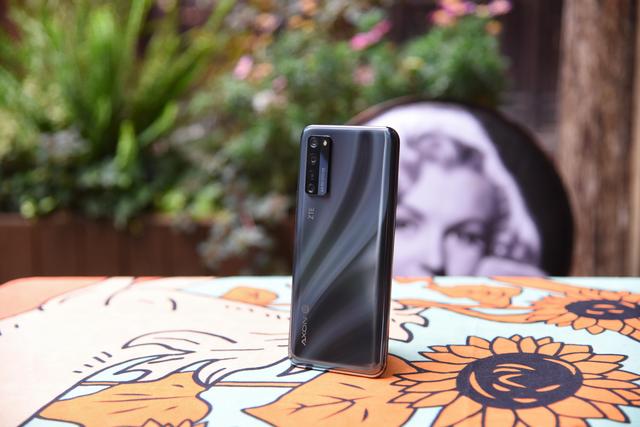 中兴A20屏下摄像手机初体验：第一个吃螃蟹没什么不好