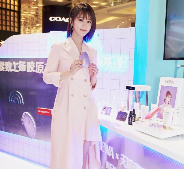 Yang Zi was caught in a plastic surgery storm and her face collapsed