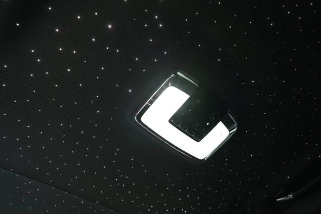 开劳斯莱斯Black Badge库里南“逛GAI”：富贵让我们相遇