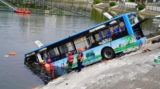 公交坠湖，我想做个无辜的雪花，就这么招骂吗？