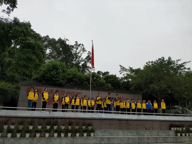 双流区黄龙溪学校：国旗下展示之五——童年再见，加油吧少年