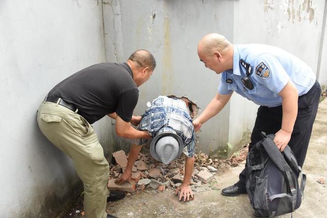 抗洪|洪水来袭，7旬老人坚决不离家上门4次，民警涉水劝解砸墙救人