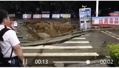 导致地面塌陷推至路旁安全地带处置警员下水合力将小车移出水中在确认