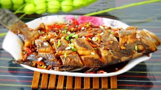 中国八大菜系之徽菜：选料朴实，味道醇厚，以烹制山珍野味著称
