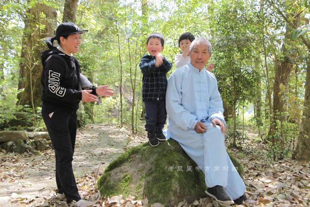 山村古稀老人放牛运垃圾住别墅还有工资拿，幸福生活太羡慕（7）