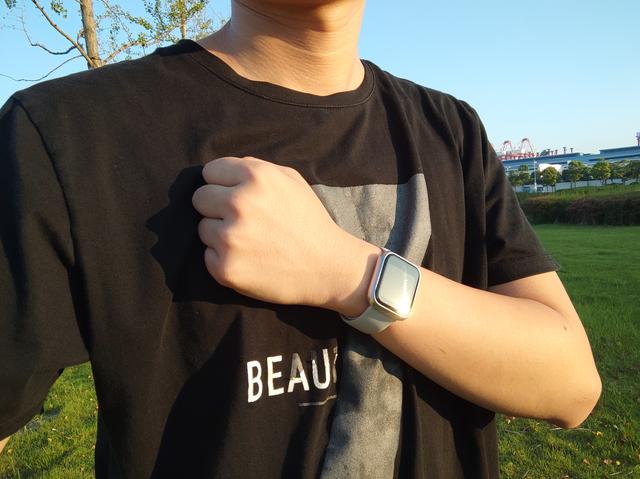 60天超长待机，IP68级防水，这款智能手表满足多种运动需求