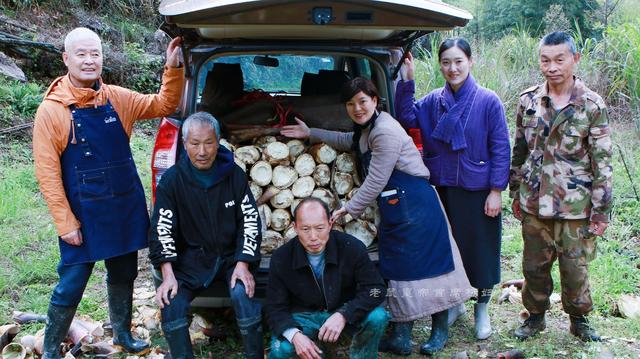 山村古稀老人放牛运垃圾住别墅还有工资拿，幸福生活太羡慕（7）