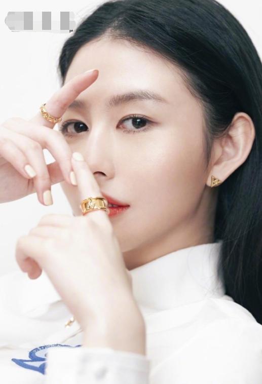 邱淑贞21岁女儿再登封面，样貌出众略显成熟，却被指颜值不及妈