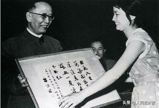 她受谢晋赏识，成为中国第一届大众电影