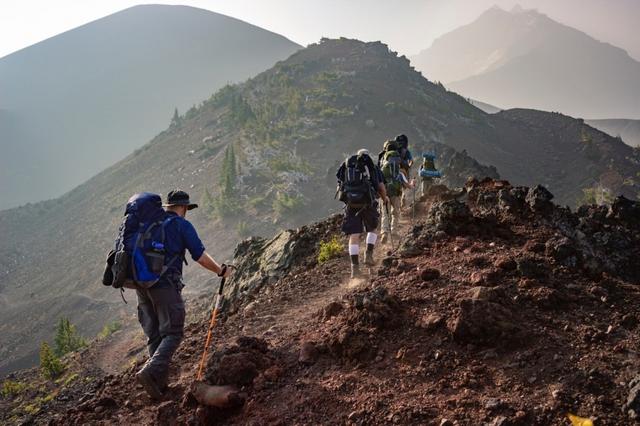 爬山、徒步该怎么穿?排汗衣、登山鞋、登山杖等装备怎么挑?