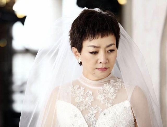 小品女王宋丹丹亮相机场
,黑色运动外套配短裤
,哪里像59岁-第8张 小品女王宋丹丹亮相机场
,黑色运动外套配短裤,哪里像59岁-第8张