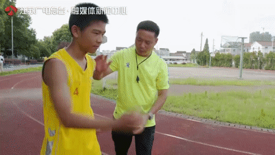 老师■这支外来务工子弟组成的篮球队，即将迎来一位2米13的神秘老师！你认出来了吗？