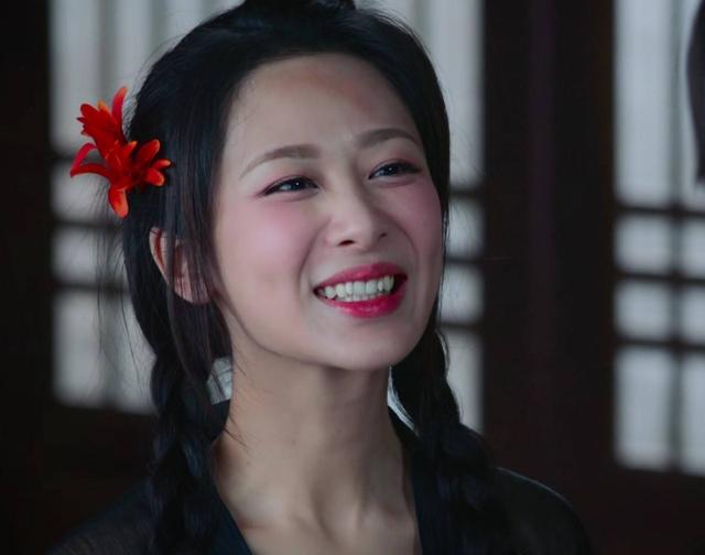 Yang Zi was caught in a plastic surgery storm and her face collapsed