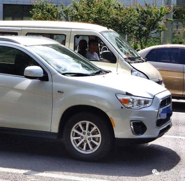 开车玩手机|开车打电话有多普遍？我们去路边看了下，真吓人！