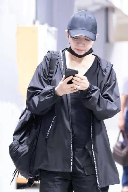 小品女王宋丹丹亮相机场,黑色运动外套配短裤
,哪里像59岁-第1张 小品女王宋丹丹亮相机场
,黑色运动外套配短裤,哪里像59岁-第1张