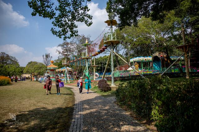 【无锡】百年梅园，无锡人对其有着深厚的情感，万株百合花丛中笑