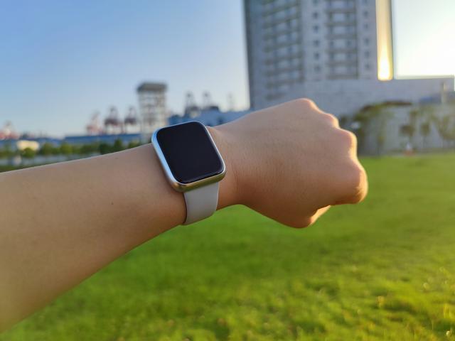 60天超长待机，IP68级防水，这款智能手表满足多种运动需求