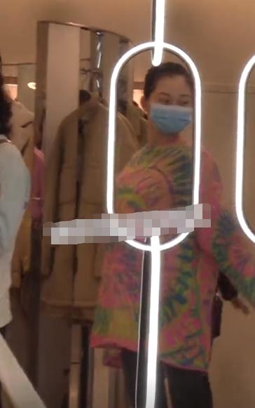 太开放！苗苗当众换装只穿内衣引热议，