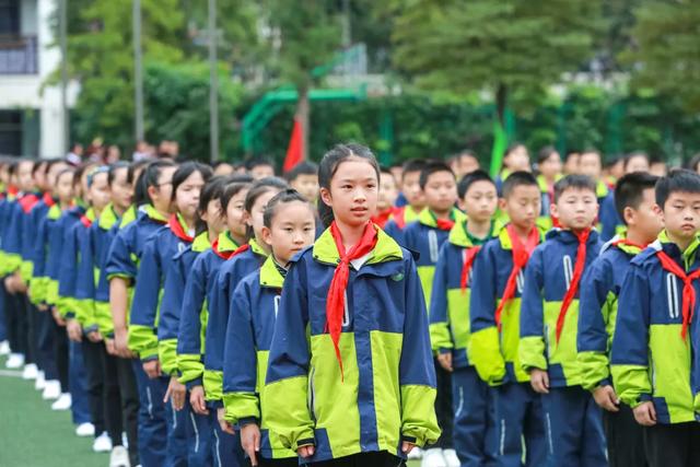 让书香伴随我们健康成长——记双流区实验小学爱国主义升旗仪式