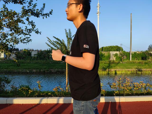 60天超长待机，IP68级防水，这款智能手表满足多种运动需求