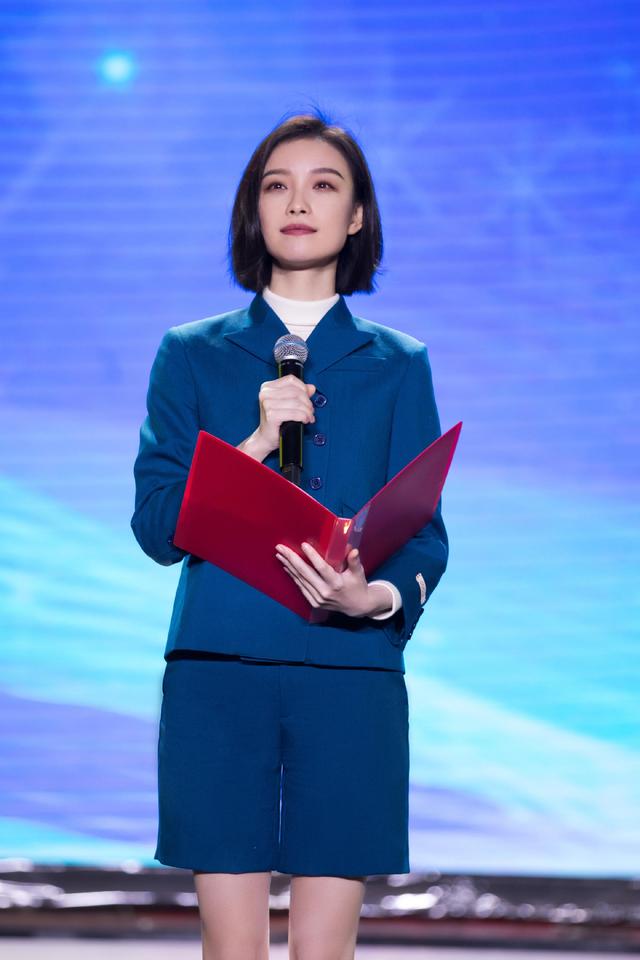 倪妮被医护人员感动落泪
,齐颈短发蓝色西装配短裤,清爽减龄-第4张 倪妮被医护人员感动落泪,齐颈短发蓝色西装配短裤
,清爽减龄-第4张