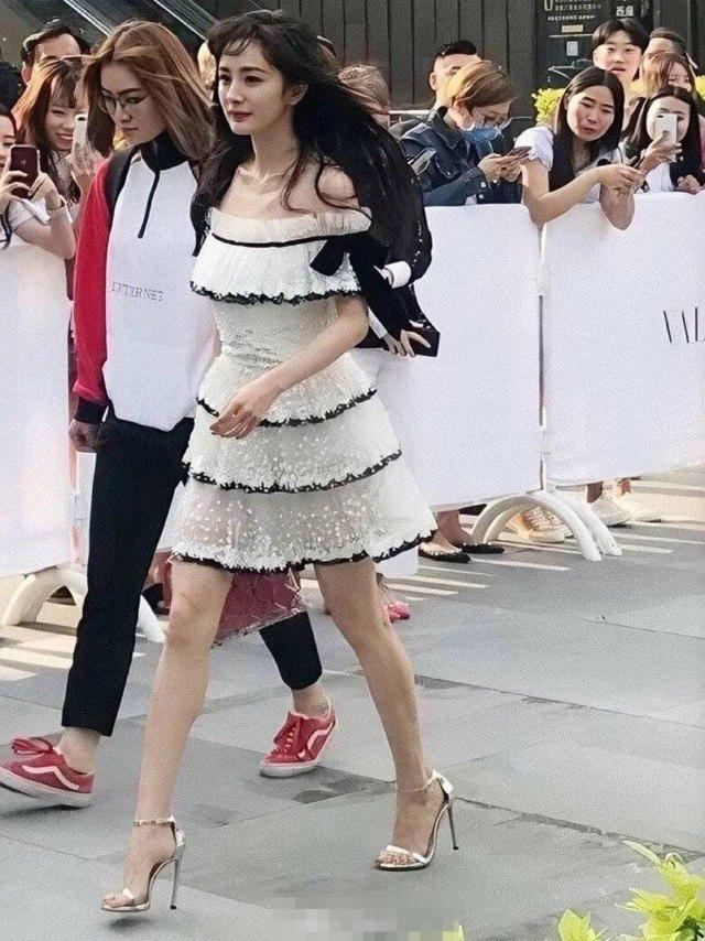 Zhao Liying And Yang Mi Are About The Same Height They Are Both Raw Pictures One Body Is Average And One Is Too Charming Luju Bar