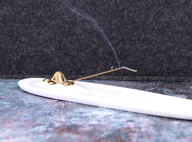 东方之美“中国白”，一缕檀香静自悟，哲选一路香插陶瓷摆件