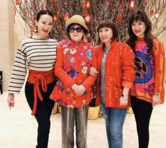 The queen Coco Lee is a posthumous daughter, her mother is a Peking