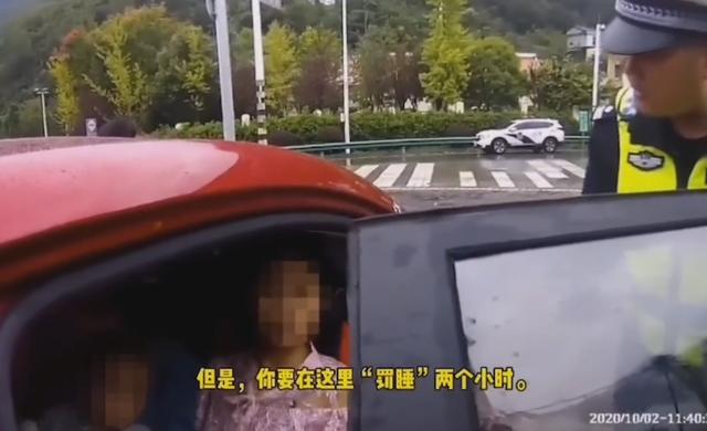 疲劳驾驶|连续驾车22小时脸色铁青 交警“罚睡”两小时