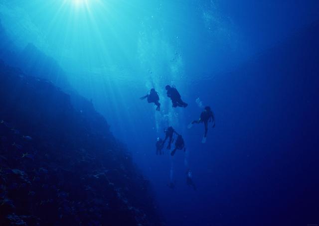 海底一万米到底有多恐怖？