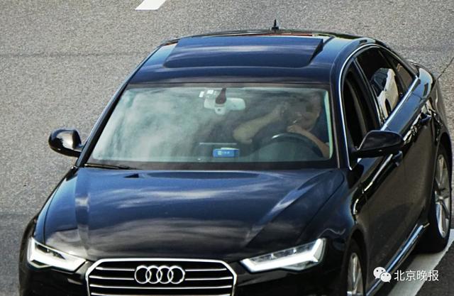 开车玩手机|开车打电话有多普遍？我们去路边看了下，真吓人！