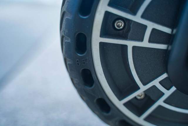 小巧便携，续航给力。体验COLORWAY科洛威成人电动滑板车