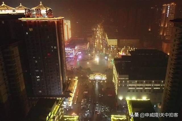 弄玉吹箫，凤凰展翅：航拍咸阳市北门口十字夜景