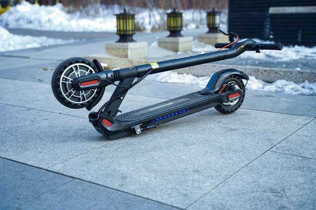 小巧便携，续航给力。体验COLORWAY科洛威成人电动滑板车