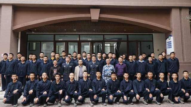 海军招飞办叶勇副主任莅临棠湖中学调研海军青少年航校建设工作