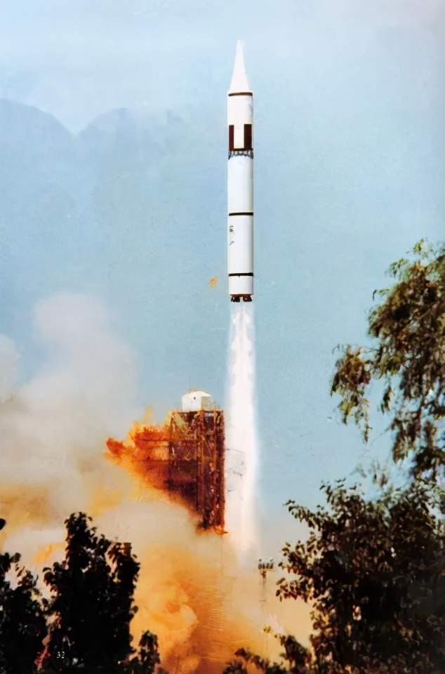 东风-5弹道导弹,1980年5月18日全程飞行试验成功.