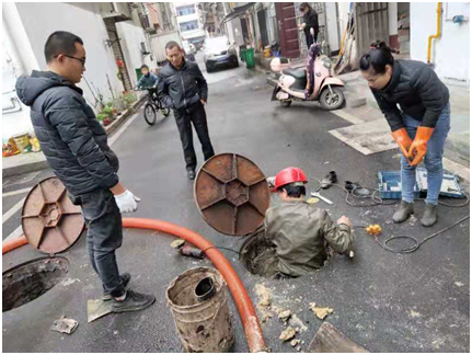 易俗河镇富豪阁社区：下水堵塞居民愁 社区处理解民忧