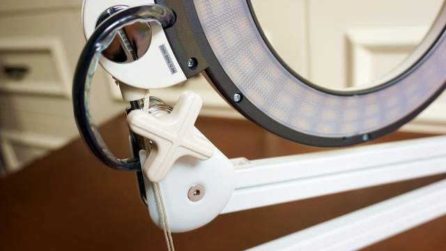 做个“养眼”的职场达人，小两千的护眼灯，爱德华非凡之光润眼灯