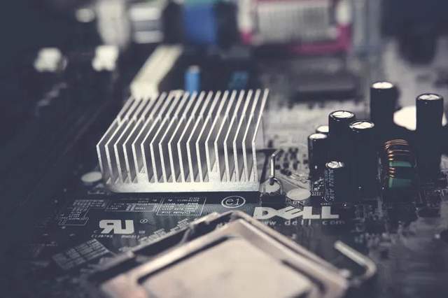 AMD攻，Intel守，红蓝大战趋于白热化-锋巢网