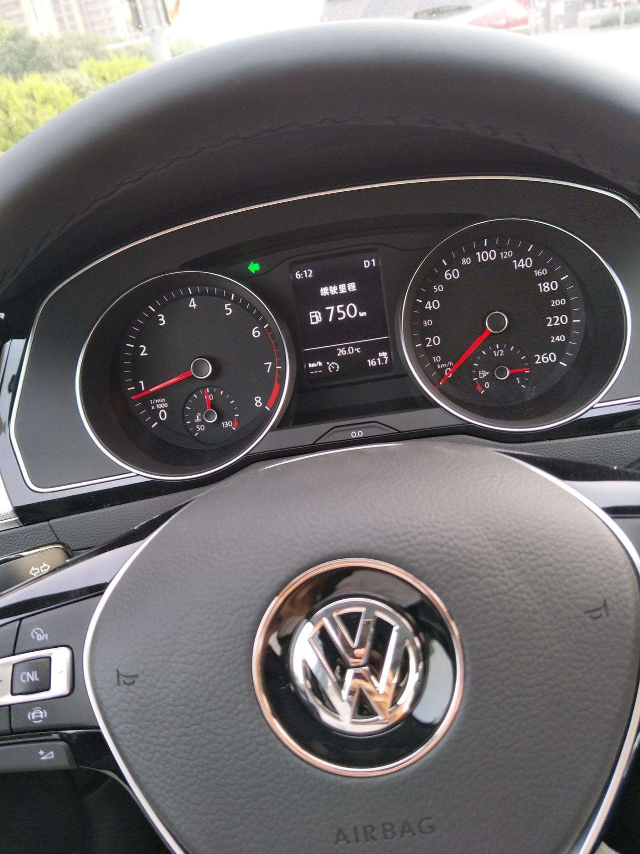 迈腾如何调节仪表盘啊,我的是图里的,然后想把里面的数据调成瞬时油耗