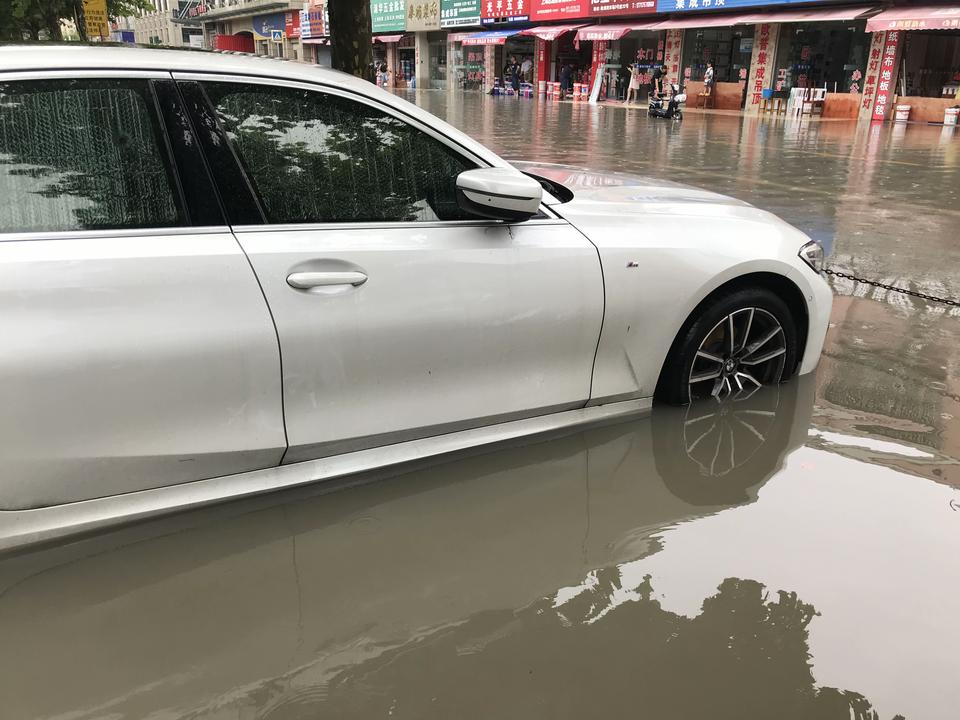 昨天晚上大雨,水淹到这个位置会有问题吗_宝马3系车友圈_懂车帝