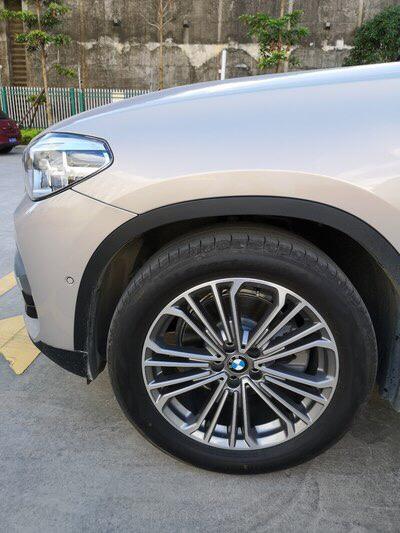 宝马x3太喜欢月光银这个颜色了但只有豪华款据说豪华款的方向盘和运动