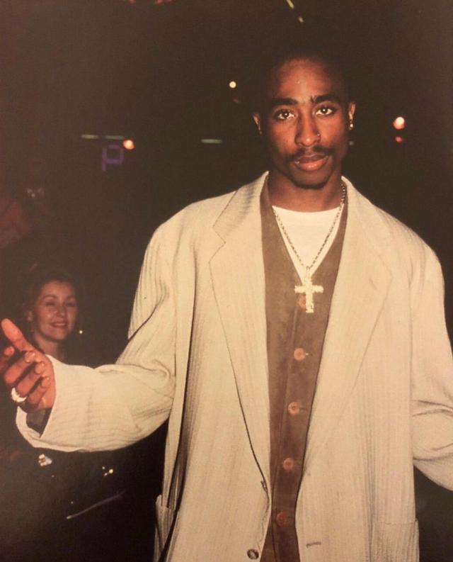 Tupac的骨灰被他兄弟卷成烟抽了，还有比这更硬核的吗？