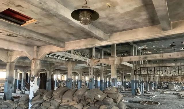 故事发生的主要地点——四行仓库的内部镜头也是在此拍摄:凌乱地桌椅