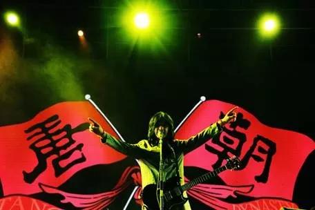 但他内心也有一片原始宁静的高地,即他心中的《钟鼓楼》,"单车","落叶