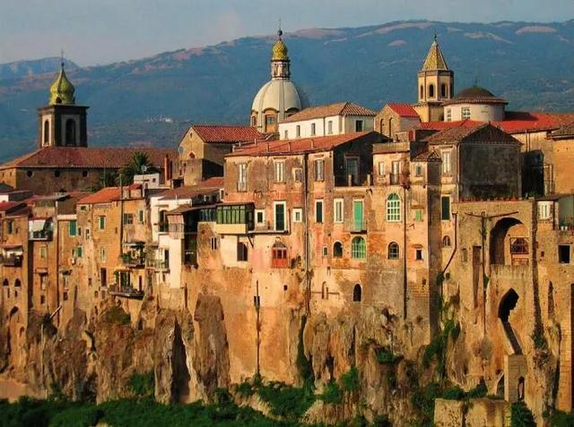 古城贝内文托伊朗浩如繁星的城市中,德黑兰(teheran)不仅是伊朗的"好