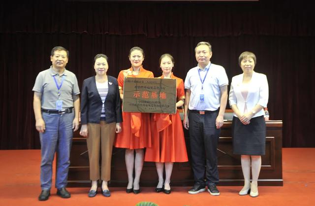 "难治性疼痛规范化诊疗示范基地"揭牌仪式肿瘤内科一病区主任张维真作