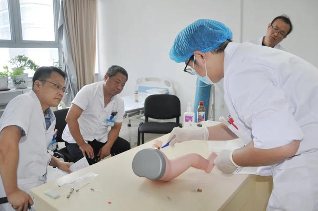 阜阳市妇女儿童医院举办庆祝第三届「中国医师节」青年医师技能竞赛